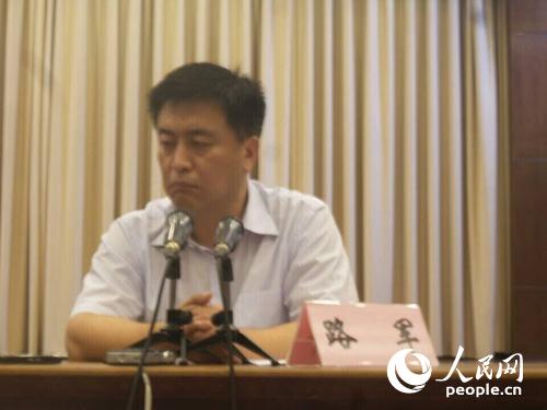 面對近百名記者，路軍當(dāng)場哭泣，現(xiàn)場集體為遇難者默哀。