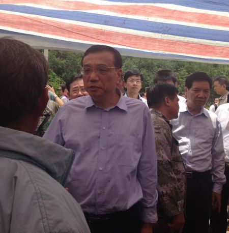走進帳篷，總理就握住蔡官耀的雙手說：“不行，這個帳篷太簡易了”。說完這句，叮囑蔡官耀，“不能回家住”