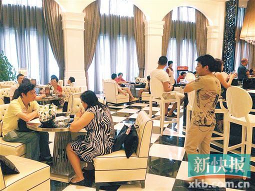 　昨天雖是工作日,但南海區(qū)某樓盤客流不少。