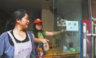 8月14日，市民志愿者體驗(yàn)城管執(zhí)法招呼商家不要亂張貼。