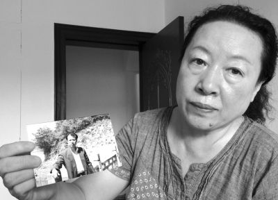 劉吉強(qiáng)的姐姐劉麗霞手持弟弟當(dāng)年的照片。劉吉強(qiáng)在給家人的書信中多次要求申冤，家人為此奔走了16年。京華