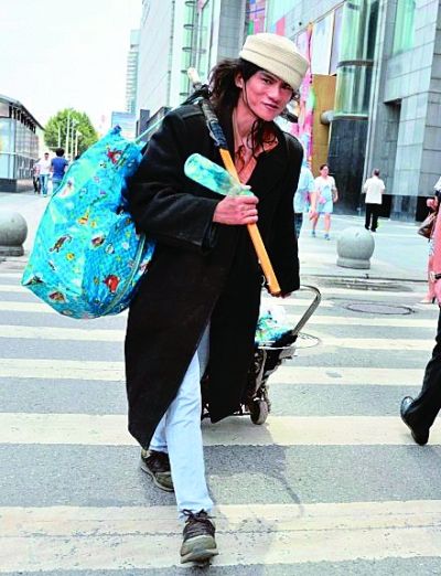 在武廣附近拍攝到的拾荒男。
