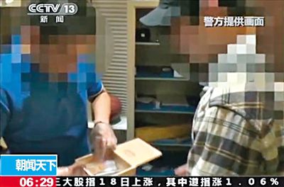 8月14日，警方從房祖名位于北京的住所搜出百余克大麻，房祖名（右）將部分毒品存放在這個木盒中。