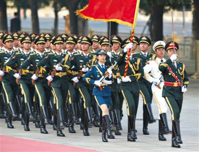 昨日，151人最大陣容的三軍儀仗隊(duì)，著新式禮賓服接受檢閱。這也是解放軍儀仗隊(duì)、軍樂團(tuán)新式禮賓服首次亮