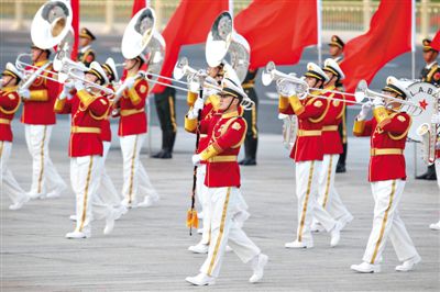 昨日，紅白相配的解放軍軍樂團(tuán)行進(jìn)演奏服亮相。杜洋 攝