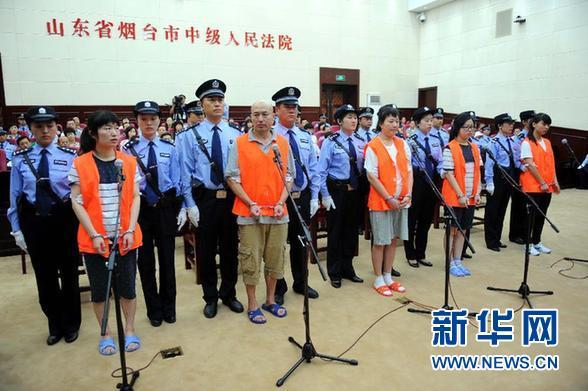 8月21日，被告人張帆、張立冬、呂迎春、張航、張巧聯(lián)到庭。法庭逐一核對(duì)被告人身份。