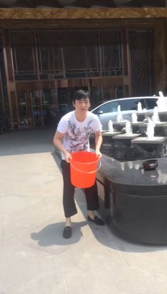 王思聰在進行冰桶挑戰(zhàn)。