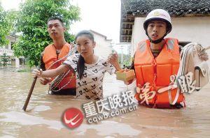 長壽區(qū)，消防官兵搜救被困群眾。