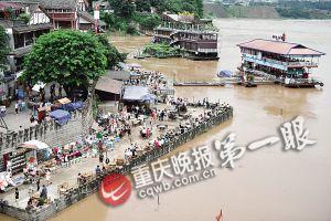 沙坪壩區(qū)磁器口，江水逼近休閑平臺。