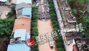 昨下午六點半，統(tǒng)景鎮(zhèn)上許多街道被淹，此時水位還在上漲。(重慶晚報航拍圖片)