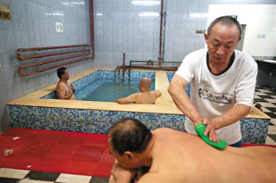 客人在搓澡。近日，百年歷史的鑫園浴池宣布將關(guān)張。新京報(bào)記者