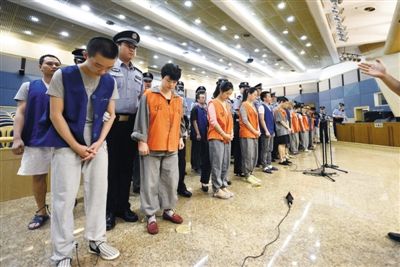 庭審現(xiàn)場。昨日，26名跨國電信詐騙嫌疑人在市一中院受審。