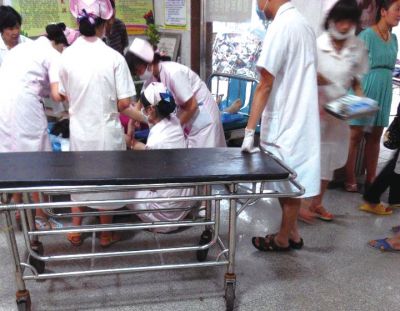 9月22日，在湖南省醴陵市第二醫(yī)院，爆炸事故傷員在接受救治（手機拍攝）。新華社發(fā)