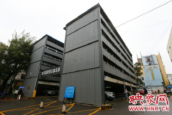 目前，市區(qū)內(nèi)的停車場(chǎng)數(shù)量還不能滿足廣大市民的需求。