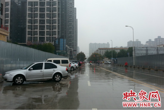 由于停車場(chǎng)分配不均，廣大私家車主選擇將車停在路邊。