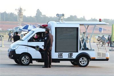 國慶節(jié)將至，昨日，天安門廣場增設(shè)新型巡邏車。該車配有遠射燈、顯示大屏、車頂攝像頭等設(shè)備。圖/CFP