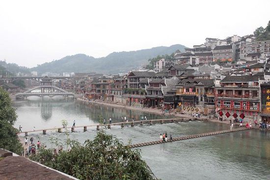 鳳凰古城以被吐槽七次高居最想吐槽榜榜首，而這七次吐槽全部來(lái)自在鳳凰古城隨機(jī)采訪的10名游客中。