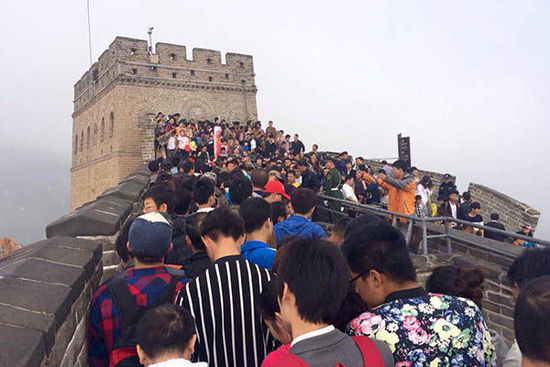 北京八達(dá)嶺長城，游客在長城上艱難移動(dòng)。