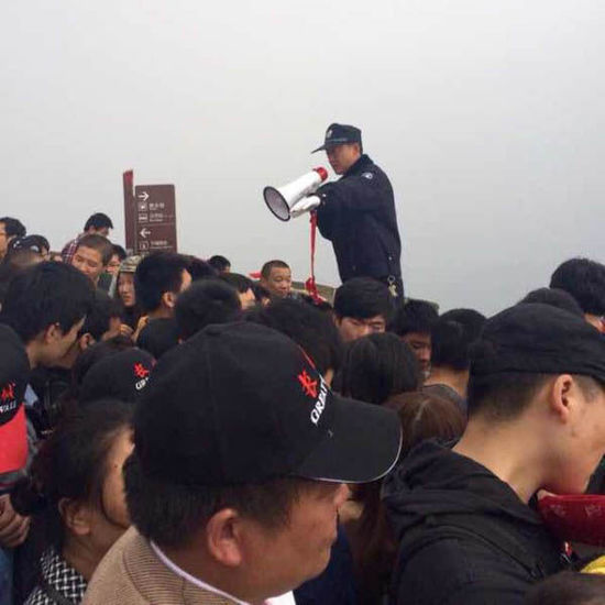 八達(dá)嶺長城上保安在維持秩序。