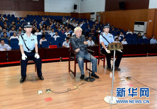 9月29日，方廣云在庭審現(xiàn)場(chǎng)。當(dāng)日，“合肥房叔”腐敗窩案核心人物方廣云在安徽省廬江縣出庭受審。 新華社記者 郭晨 攝
