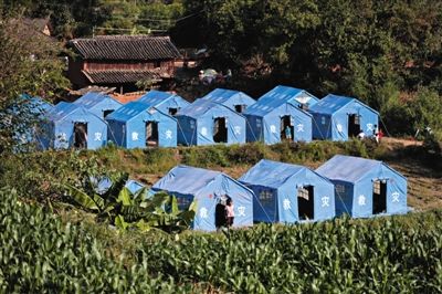 　昨日，云南省景谷縣永平鎮(zhèn)芒費(fèi)村地震中70受損戶，部分村民安置在帳篷里。