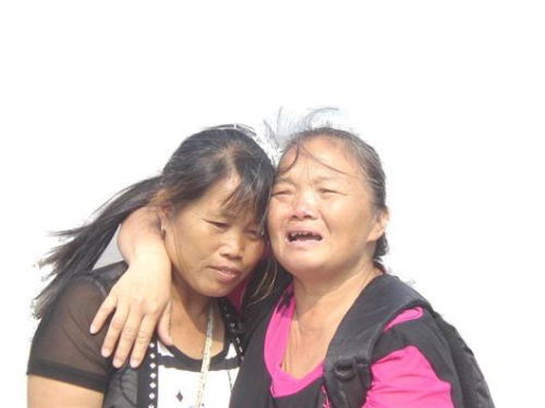 見到救命恩人魏冬桂（左），沈愛蘭十分激動