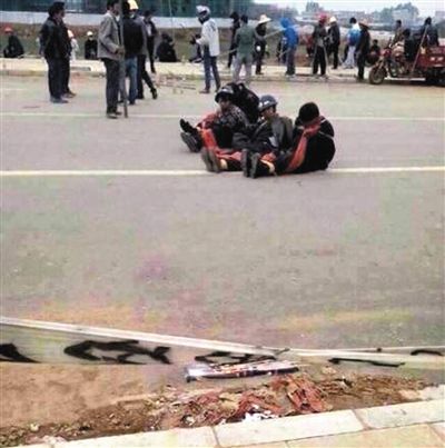 14日，沖突現(xiàn)場，幾名頭戴鋼盔的人被捆綁著。圖/東方IC