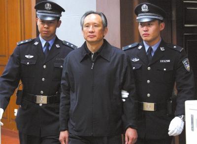 昨天，被告人張曙光在法庭上聽取宣判。新華社發(fā)