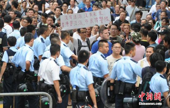 10月22日，有反對“占中”的市民前往旺角的非法占領區(qū)展示橫額，支持香港警隊。中新社發(fā) 譚達明 攝