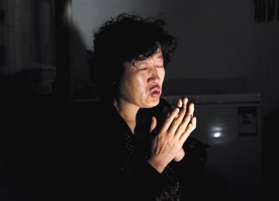昨日,呼格吉勒?qǐng)D的媽媽尚愛云在內(nèi)蒙古呼市家中講述這些年來的上訪經(jīng)歷。本版圖片/新京報(bào)記者 郭鐵流