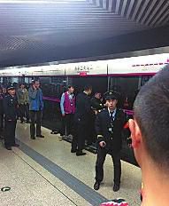 昨日18時57分，北京地鐵5號線惠新西街南口一女子遭遇不幸。昨晚9時記者在中日友好醫(yī)院發(fā)現(xiàn)女子已不幸身亡，女子遇險是被夾在安全門和地鐵門中間，列車啟動后掉下站臺。