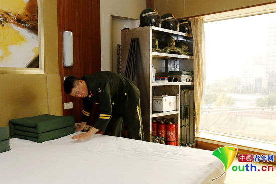 　11月7日，一名武警官兵在APEC駐地中國大飯店的房間內(nèi)整理內(nèi)務(wù)。