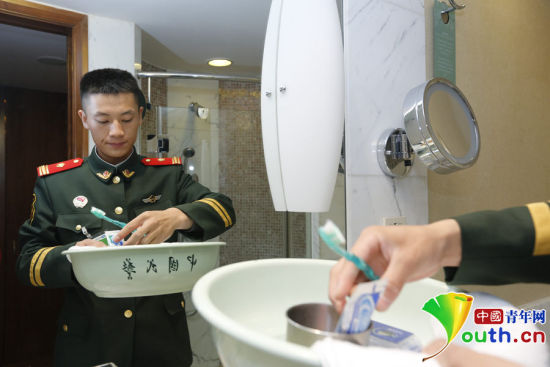 駐守APEC駐地中國大飯店的武警官兵將自己平時(shí)使用的臉盆、毛巾等帶到酒店房間。