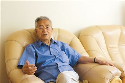 楊維駿 歷任云南省政協(xié)副主席等職。89歲高齡的楊維駿為12名失地農(nóng)民代表開道，到云南省政協(xié)反映問題。