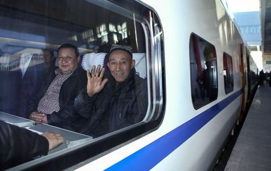 11月16日，旅客乘坐從烏魯木齊南站首發(fā)的D8602次列車。