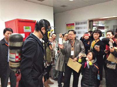 昨天，地鐵4號(hào)線北京南站站，地鐵工作人員為人大代表演示應(yīng)急氧氣瓶佩戴方式。新京報(bào)記者