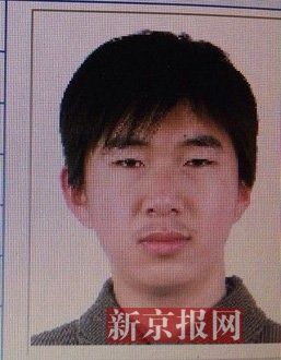 犯罪嫌疑人李小龍，27歲，唐山樂(lè)亭人。村干部說(shuō)李小龍經(jīng)常把自己關(guān)在家里