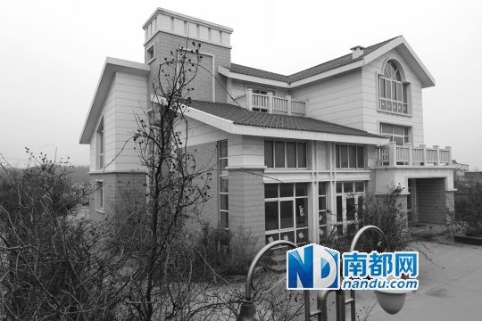 　馬超群在赤土山村村委會旁的別墅，就是以“自來水維護站”的名義拿的地。