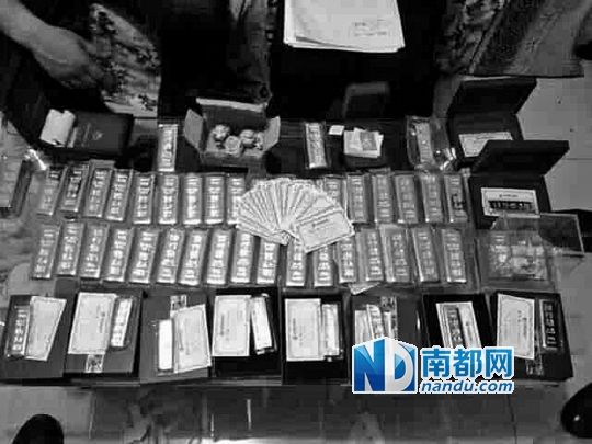 　馬超群家中金條清點現(xiàn)場。
