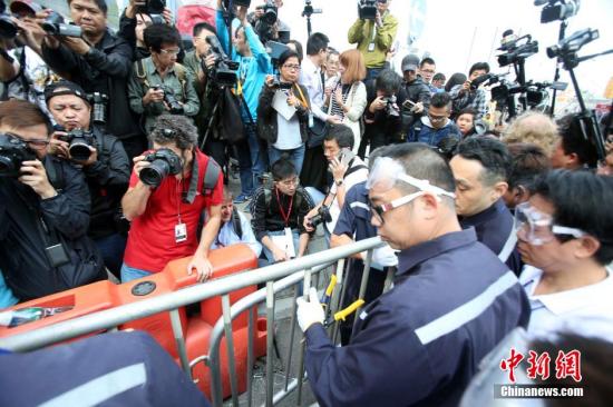 11月18日上午，香港法庭頒令執(zhí)達(dá)主任展開清除在金鐘中信大廈外的障礙物，先后清理了龍匯道上的鐵馬，警