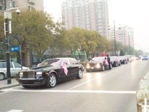 豪華婚禮車隊(duì)。(網(wǎng)友供圖)