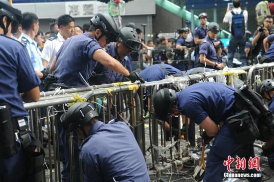 11月26日，香港法庭執(zhí)達(dá)主任在旺角彌敦道執(zhí)行禁制令，清除非法障礙物，后因受阻而要求警方協(xié)助執(zhí)行。