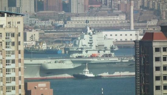 青島軍港周圍高樓林立，一睹遼寧號真容只需要一個好天氣（資料圖片）
