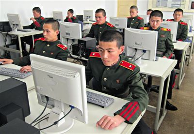 2013年4月18日，朝鮮平壤，士兵學習使用電腦。