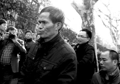 被告人林森浩的父親林尊耀準(zhǔn)備進(jìn)入法院。