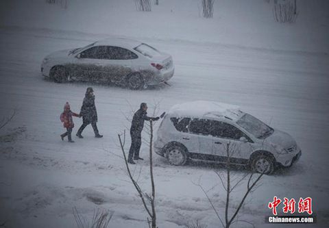 12月8日，經(jīng)過(guò)一夜降雪，烏魯木齊已是皚皚白雪一片。（圖片來(lái)源于中新網(wǎng)）