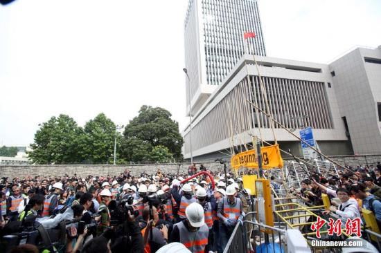 12月11日上午，香港非法“占領(lǐng)區(qū)”清除障礙物。