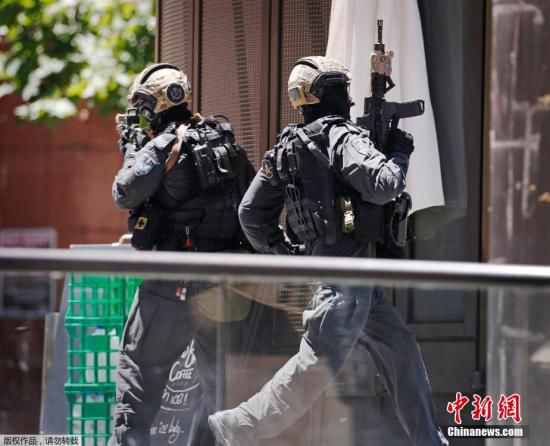 目前咖啡館已經(jīng)關(guān)閉，警方，包括全副武裝的特警隊(duì)已經(jīng)將咖啡館包圍。