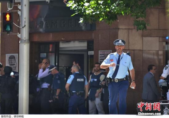 發(fā)生人質(zhì)劫持的咖啡屋位于馬丁廣場(chǎng)，是悉尼市最為繁忙的中央商業(yè)區(qū)。
