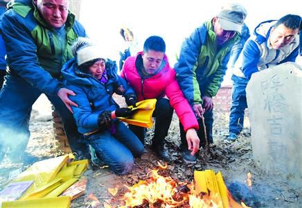 昨日，呼格吉勒?qǐng)D的父母揣著無(wú)罪判決書的復(fù)印件來(lái)到兒子墳前祭奠。　/新華社